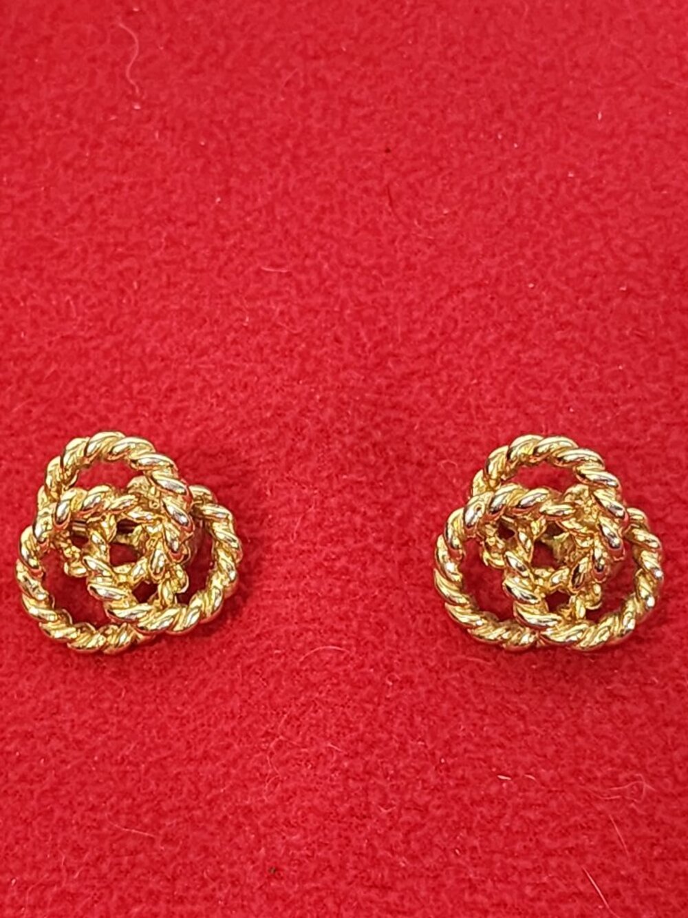 Sarah Coventry Gold Plate Triple Circle Intertwined Rope Vintage Clip on Earring